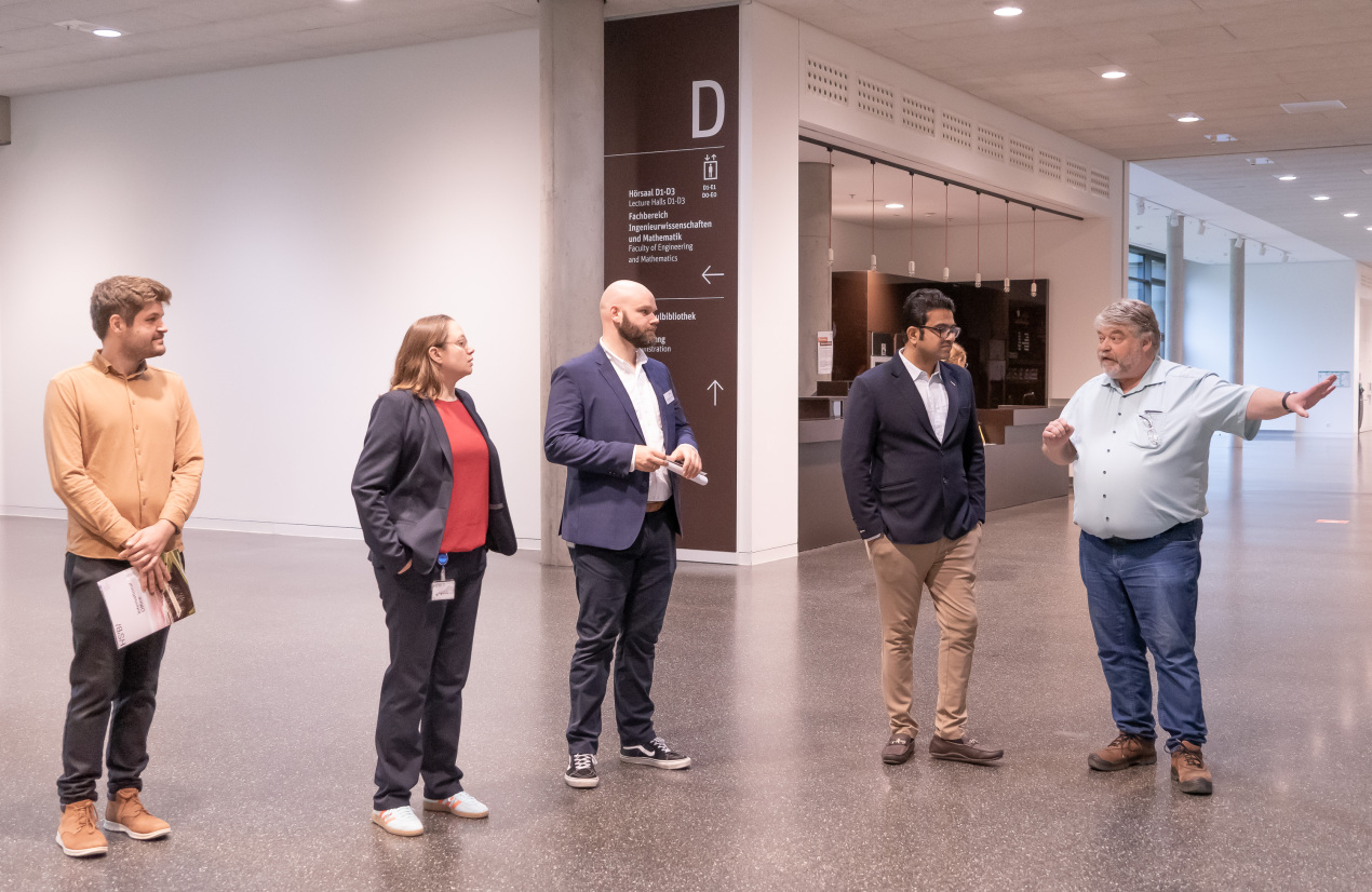 Während einer Hochschulführung vom International Office und Prof. Dr. Sauser lernte Dr. Patel den Arbeits- und Studienalltag an der Hochschule kennen.