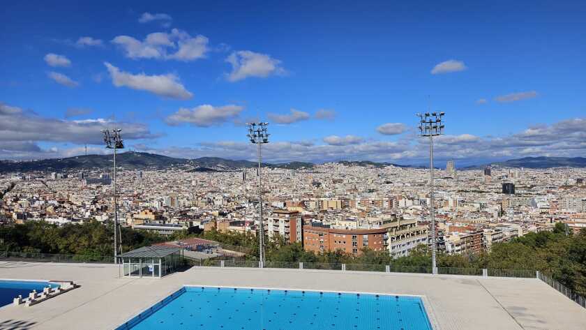 Blick über Barcelona von den Schwimmbecken der Olympischen Spiele 1992 aus