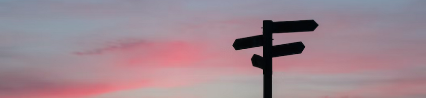 Wegweiser vor Sonnenuntergang