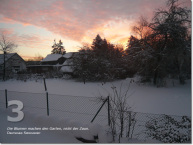 Bild des dritten Adventskalendertürchens: Winterlandschaft bei Sonnenuntergang; Deutsches Sprichwort: Die Blumen machen den Garten, nicht der Zaun.