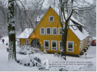 Bild des vierten Adventskalendertürchens: Gelbes Haus im Schnee; Deutschte Weisheit: Je mehr Freude wir anderen Menschen machen, desto mehr Freude kehrt ins eigende Herz zurück.