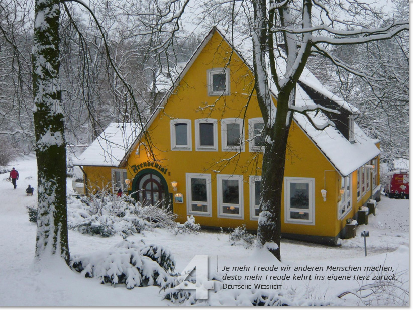 Bild des vierten Adventskalendertürchens: Gelbes Haus im Schnee; Deutschte Weisheit: Je mehr Freude wir anderen Menschen machen, desto mehr Freude kehrt ins eigende Herz zurück.