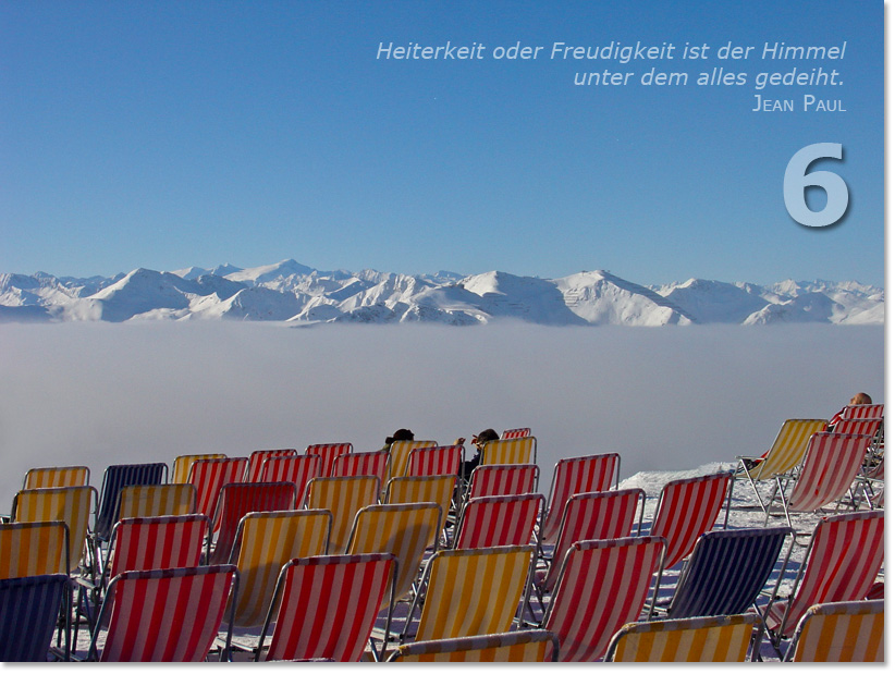Bild des sechsten Adventskalendertürchens: Sonnenterasse mit Blick auf Alpenpanorama; Zitat von Jean Paul: Heiterkeit oder Freudigkeit ist der Himmel unter dem alles gedeiht.