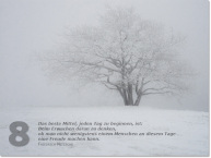 Bild des achten Adventskalendertürchens: verschneiter Baum im Nebel; Zitat von Friedrich Nitzsche: Das beste Mittel, jeden Tag zu beginnen, ist: Beim Erwachen daran zu denken, ob man nicht wenigstens einem Menschen an diesem Tage eine Freude machen kann.