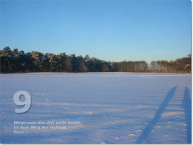 Bild des neunten Adventskalendertürchens: Schneefeld mit Waldrand im Hintergrund; Zitat aus dem Koran: Wenn man das Ziel nicht kennt, ist kein Weg der richtige.
