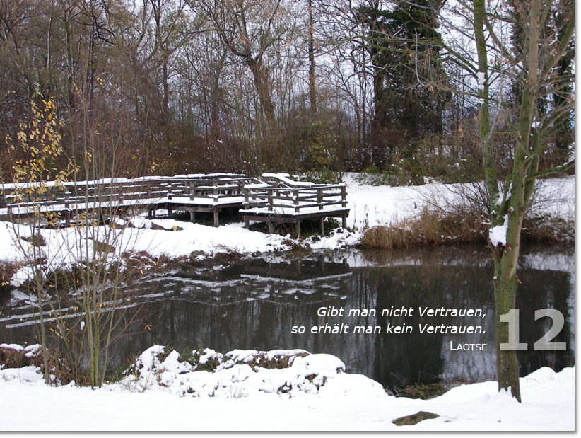 Bild des zwölften Adventskalendertürchens: verschneite Brücke über vereistem See, Zitat von Laotse: Gibt man nicht Vertrauen, so erhält man kein Vertrauen