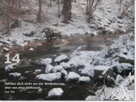 Bild des vierzehnten Adventskalendertürchens: verschneiter Bach; Zitat von Lao Tse: Fürchte dich nicht vor Veränderung, eher vor dem Stillstand