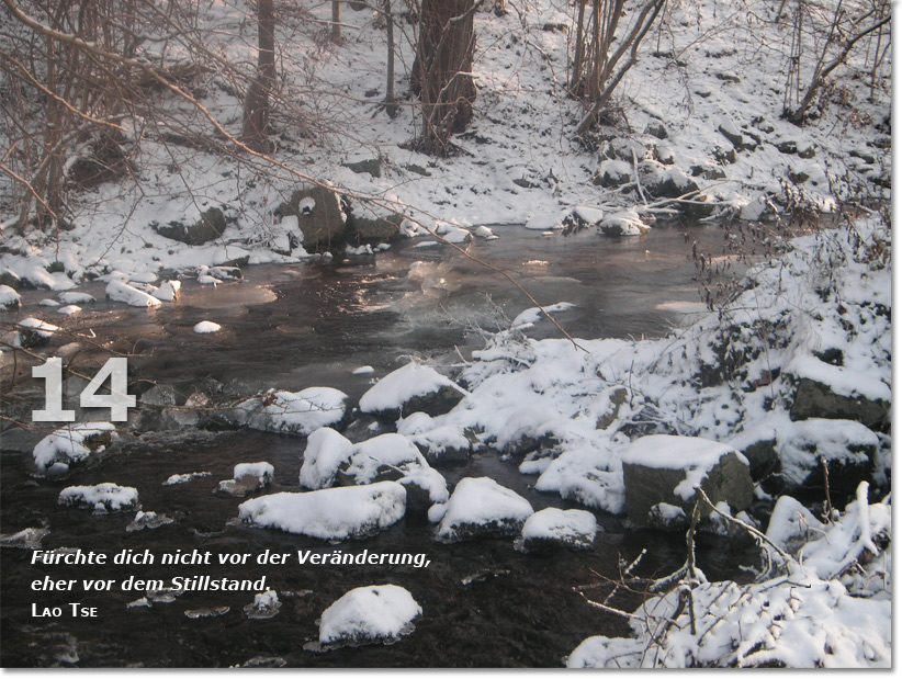 Bild des vierzehnten Adventskalendertürchens: verschneiter Bach; Zitat von Lao Tse: Fürchte dich nicht vor Veränderung, eher vor dem Stillstand