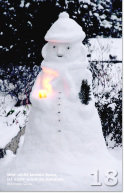 Bild des achtzehnten Adventskalendertürchens: Schneemann mit Teelicht; Zitat von Wilfried Guth: Wer nicht lachen kann, ist nicht ernst zu nehmen.