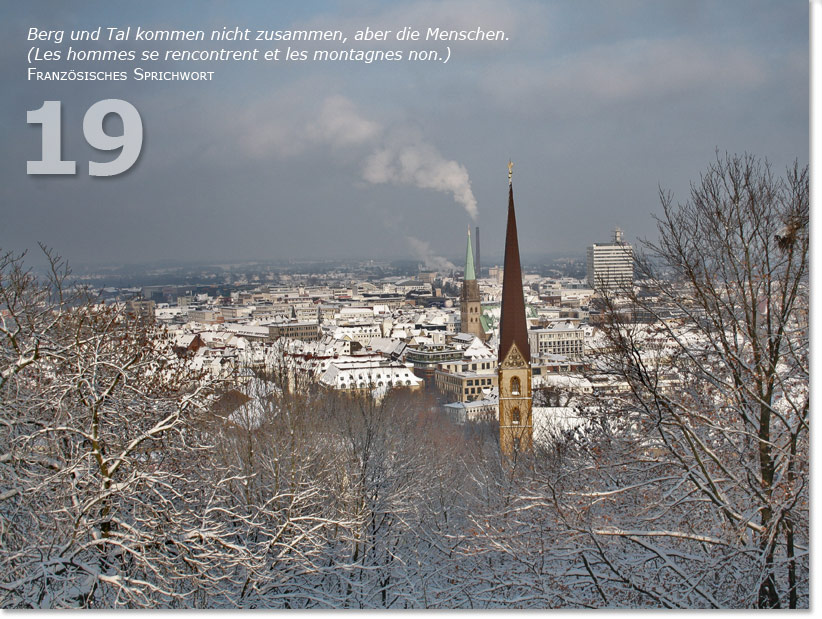 Bild des neunzehnten Adventskalendertürchens: Blick aus das verschneite Bielefeld; Französisches Sprichwort: Berg und Tal kommen nicht zusammen, aber die Menschen.