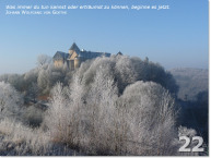 Bild des 22. Adventskalendertürchens: Verschneite Burg Waldeck am Edersee; Zitat von Johann Wolfgang von Goethe: Was immer du tun kannst oder erträumst zu können, beginne es jetzt.