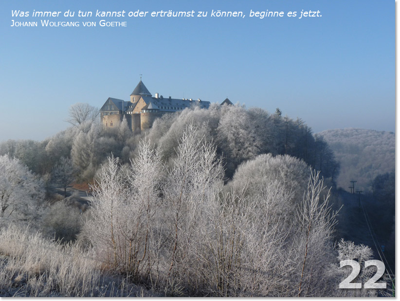 Bild des 22. Adventskalendertürchens: Verschneite Burg Waldeck am Edersee; Zitat von Johann Wolfgang von Goethe: Was immer du tun kannst oder erträumst zu können, beginne es jetzt.