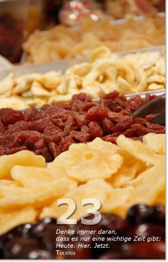 Bild des 23. Adventskalendertürchens: Verschiedenes Trockenobst; Zitat von Tolstoi: Denke immer daran, dass es nur eine wichtige Zeit gibt: Heute. Hier. Jetzt.
