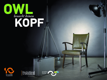 Plakat des Studienfonds, auf dem ein Stuhl vor Scheinwerfern steht