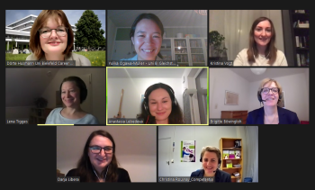 Ein Zoom-Meeting bei dem acht Frauen in die Kamera lächeln.