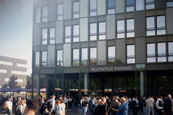 Vor dem Hauptgebäude der HSBI stehen viele Personen