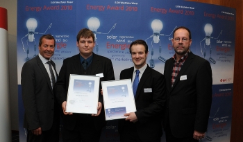 v.l.: Klaus Meyer, Vorsitzender des Vereins Deutscher Ingenieure Ostwestfalen-Lippe und Daniel Werner und Jan Ammann von der FH Bielefeld sowie Henning Probst, Vorstandsvorsitzender der E.ON Westfalen Weser AG