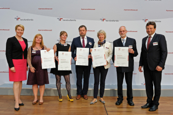 Drei Frauen und zwei Männer mit Zertifikaten in der Hand umrahmt von der Ministerin und dem