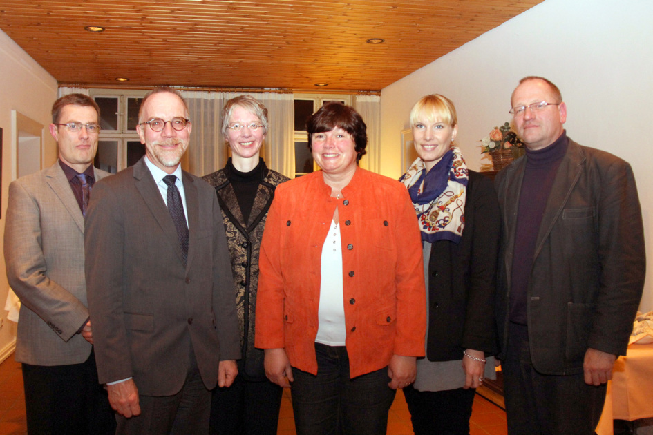 Die Jury (v. l.): Prof. Dr. Matthias Upmann (Hochschule OWL), Joachim Martensmeier (Stadt Gütersloh), Dr. Karin Ilg (Bibliothek), Prof. Dr. Tobina Brinker (HDW NRW), Katrin Voß (Bereich Wirtschaft), Prof. Dr. Andreas Beaugrand (VP Studium und Lehre)