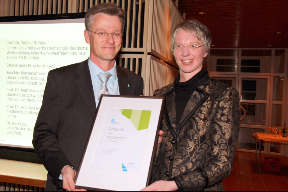 Dr. Karin Ilg übergibt den zweiten Preis an Professor Dr. Joachim Waßmuth (Fachbereich Ingenieurwissenschaften und Mathematik)