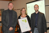 Professor Dr. Andreas Beaugrand überreicht den zweiten Preis an Christiane Freese und Holger Lewe (beide Fachbereich Wirtschaft und Gesundheit, Bereich Pflege und Gesundheit)