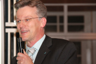 Professor Dr. Joachim Waßmuth wurde für seine Lehre am Fachbereich Ingenieurwissenschaften und Mathematik ausgezeichnet