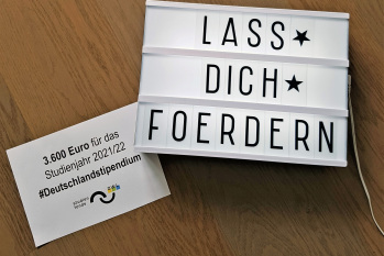 Auf einer Lichtbox steht mit Buchstaben \