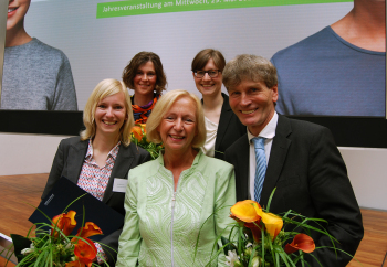 Fünf Personen lachen in die Kamera