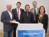 Projekt: Polymatch - ein System zum gezielten Färben von Kunststoffteilen: Frank-Rüdiger Bürgel (Geschäftsführer der FH-Gesellschaft), die Preisträger Professor Dr. Reinhard Kaschuba (Fachbereich Mathematik und Technik), Christian Nitschke (Student am Fac