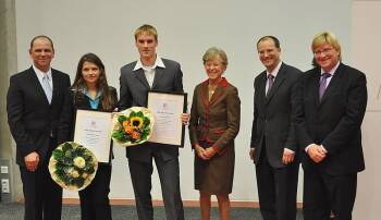 Doevile Kroeker (2. von links) und Henrik Koers (3. von links) erhielten die Auszeichnungen aus den Händen von Stefan Wolf (l. Geschäftsführer Peter Gläsel Stiftung), Ingeborg Gläsel (3. von rechts) sowie Prof. Dr. Hans-Georg Gülzow (2. von rechts) und P