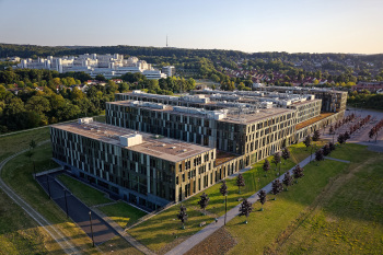 Eine Luftbildaufnahme des Hauptgebäudes der FH Bielefeld.