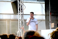 Ein Mann mit Mikro in der Hand auf einer Bühne