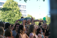 Ein Mann beim Crowdsurfen