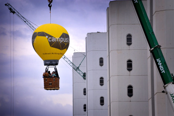 Das Bild zeigt einen Ballon mit einem Korb, in dem Personen stehen. Der Ballon wird  an einem Kran bis zu 50 Meter hoch gezogen.