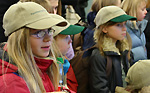 Kinder werden im Hörsaal beobachtend fotografiert