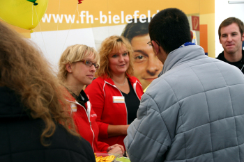 FH-Mitarbeiterinnen beraten Studieninteressierte am Stand
