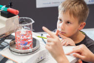 Ein Junge schaut auf ein Versuchsgerät