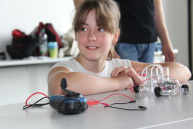 Ein Mädchen sitzt an einem Tisch