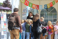 Kinder stehen vor einem Zelt