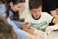 Eine Person erklärt einem Kind etwas