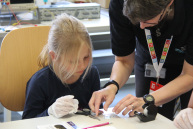 Eine Person erklärt einem Kind etwas