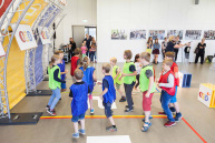 Kinder springen auf den Spielfeldern