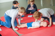 Kinder üben Erste-Hilfe-Maßnahmen