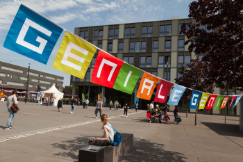 Vor dem Hauptgebäude der FH Bielefeld