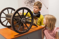 Zwei Kinder schauen sich ein Exponat der Ausstellung an.