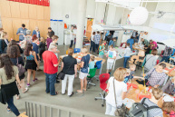 Viele Personen in einem Raum