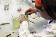 Mädchen arbeitet mit einer Spritze.