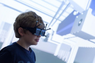 Junge mit Brille vor einer Projektionsfläche