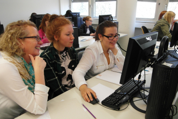 Jutta Lau sitz mit zwei Teilnehmerinnen des Girls'Day  vor einem Computerbildschirm.