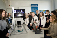Beim Girls' Day geht's rockig zu: Im Mechatronik-Labor lassen die Studentinnen Linda Cam (vorne links) und Jennifer Frentrup (vorne rechts) die 12-jährige Theresa Tenge (mitte, mit Gitarre) beim \